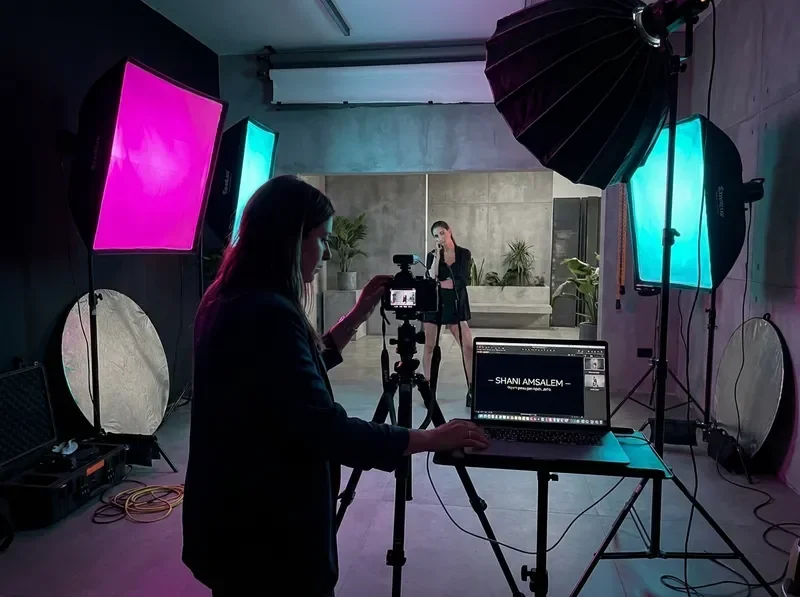 מאחורי הקלעים — הפקת תוכן לעסק